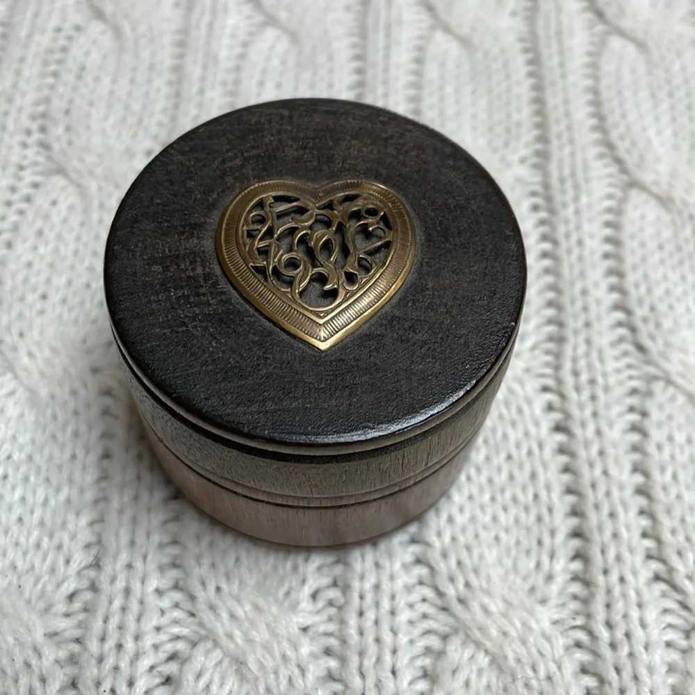 Wooden Trinket box with metal heart top. Measurement’s in pics. Jewelry rings - Picture 2 of 7